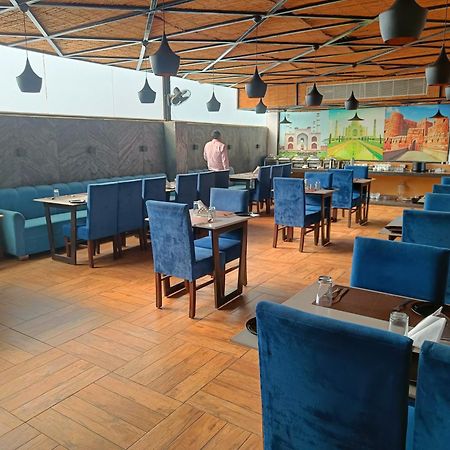 Hotel Ten Square, India Agra  Bagian luar foto