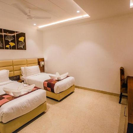 Hotel Ten Square, India Agra  Bagian luar foto