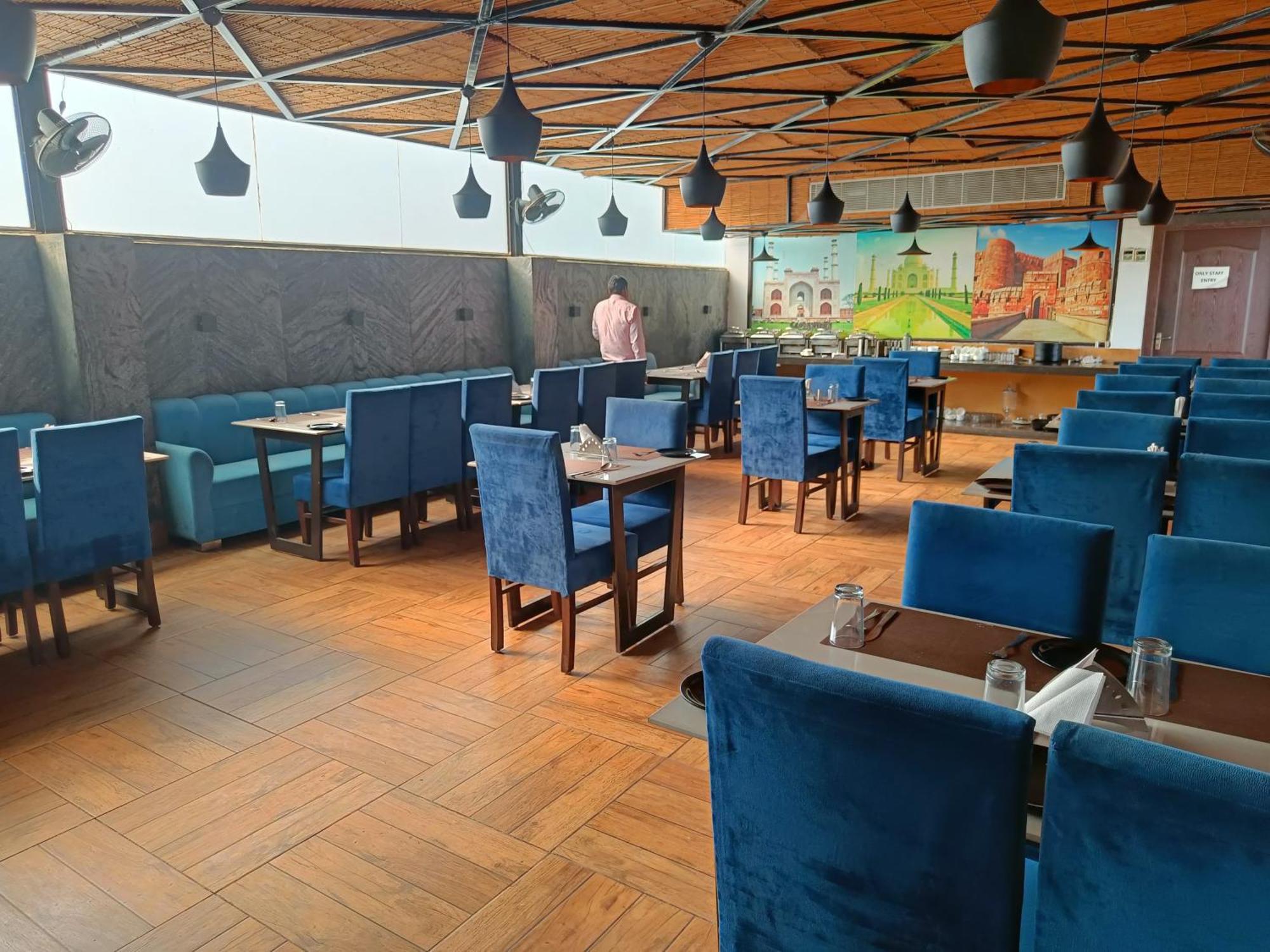 Hotel Ten Square, India Agra  Bagian luar foto