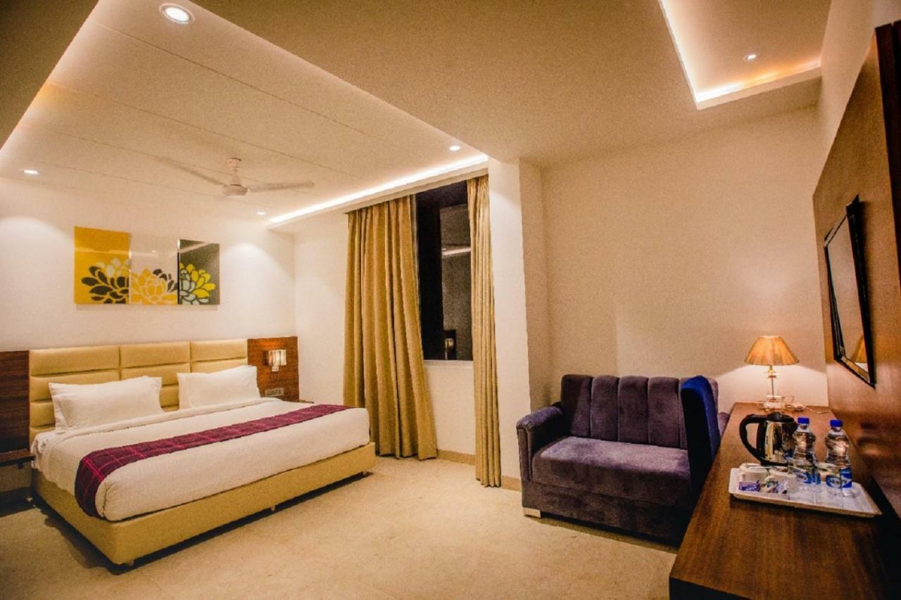 Hotel Ten Square, India Agra  Bagian luar foto
