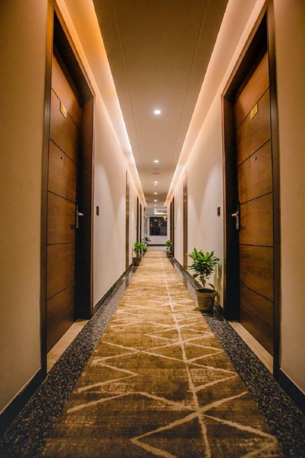 Hotel Ten Square, India Agra  Bagian luar foto