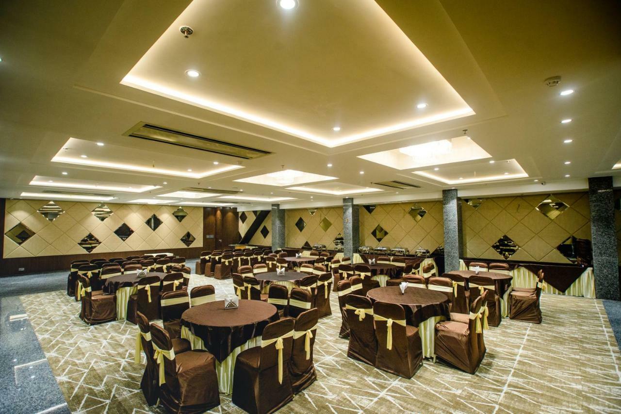 Hotel Ten Square, India Agra  Bagian luar foto