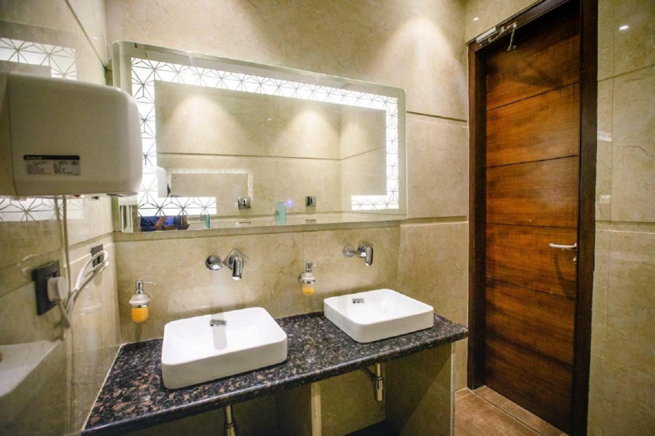 Hotel Ten Square, India Agra  Bagian luar foto