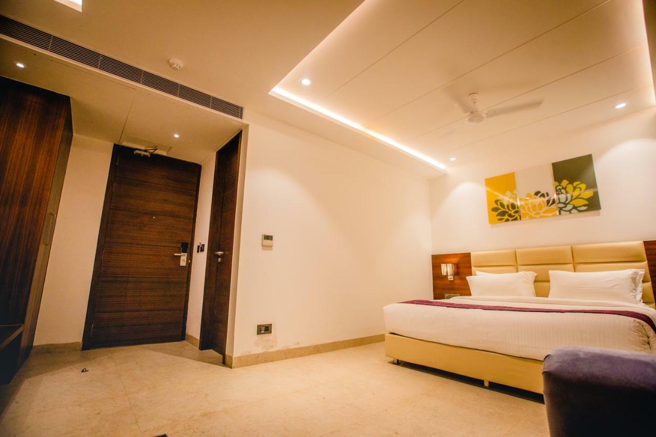 Hotel Ten Square, India Agra  Bagian luar foto