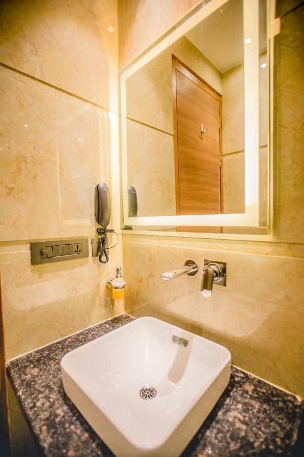 Hotel Ten Square, India Agra  Bagian luar foto