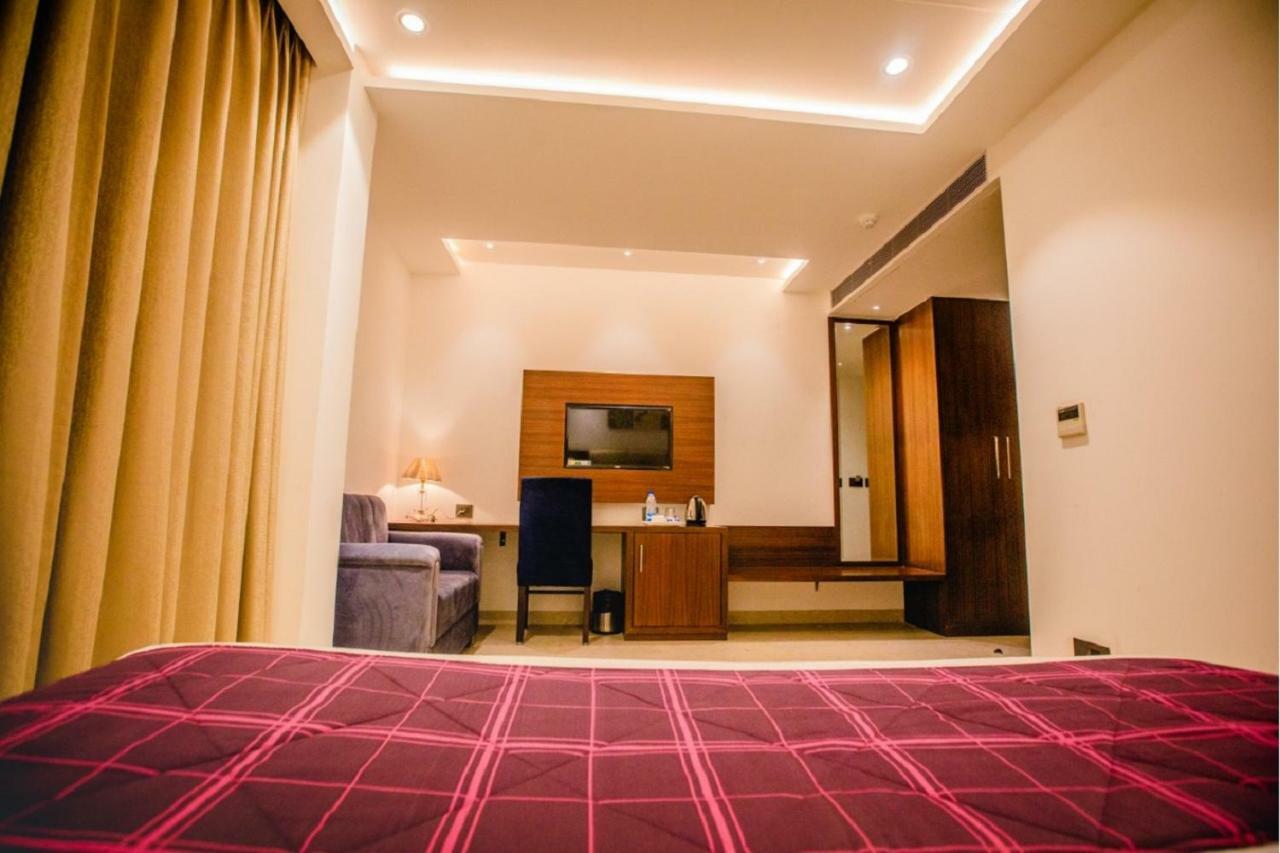 Hotel Ten Square, India Agra  Bagian luar foto