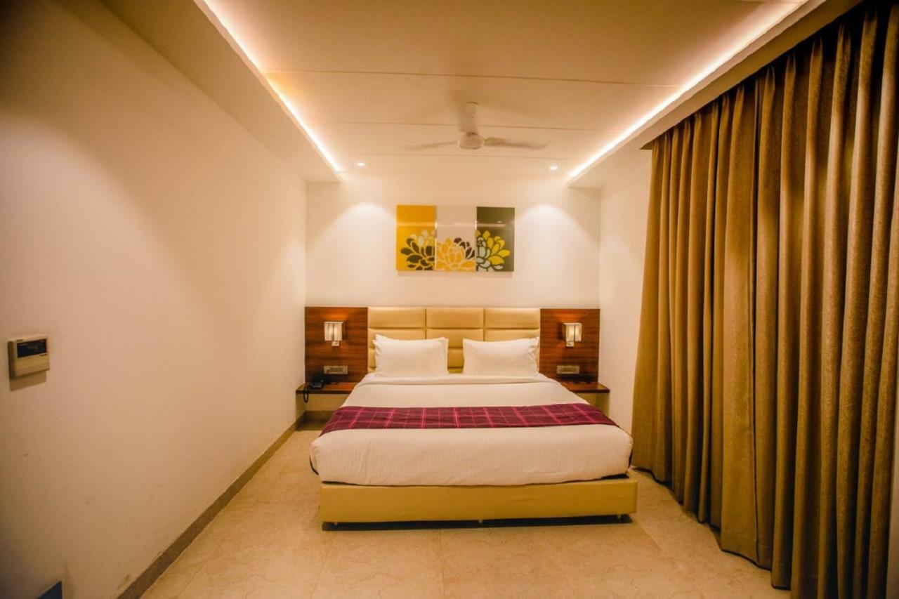 Hotel Ten Square, India Agra  Bagian luar foto
