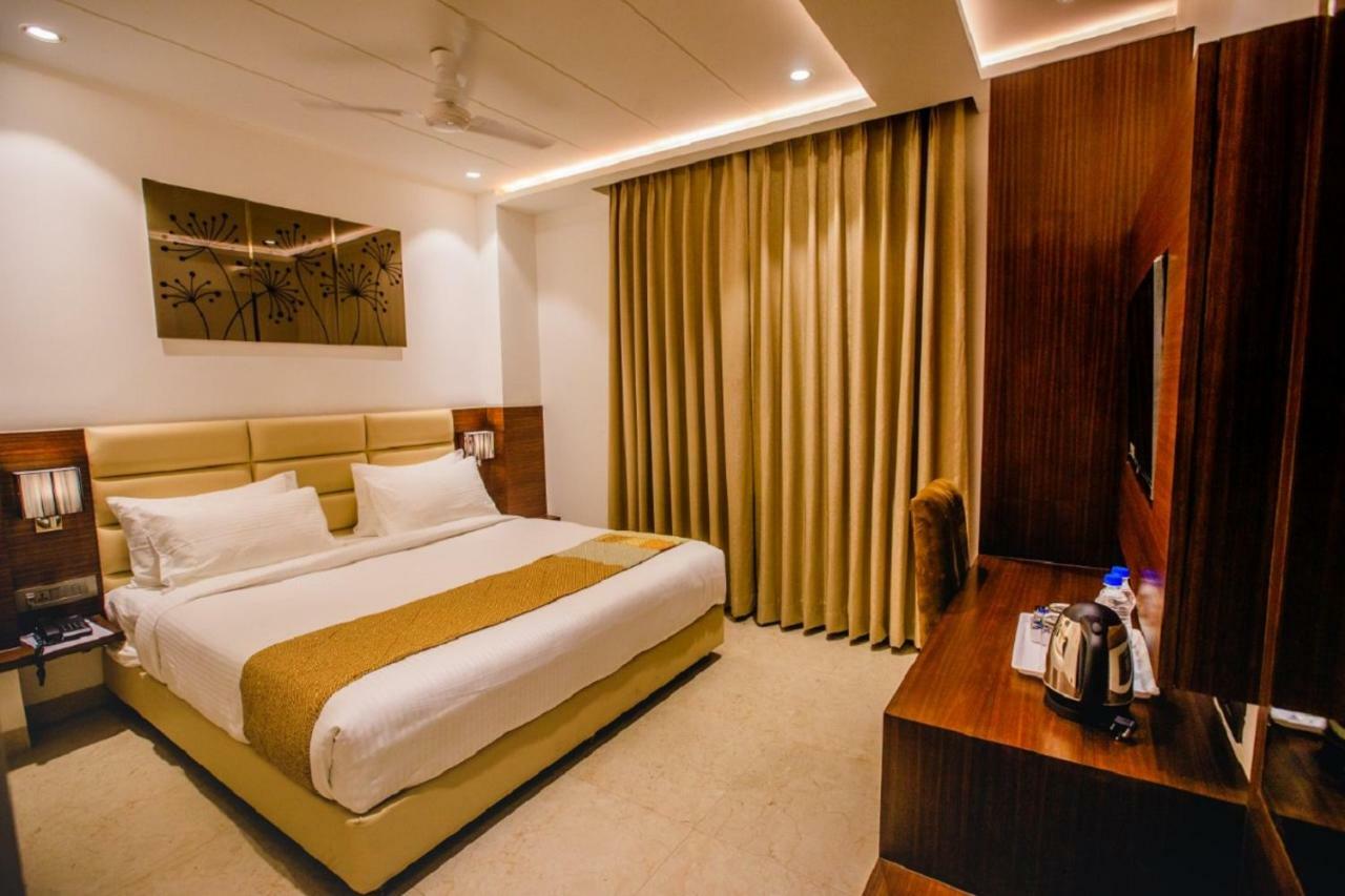 Hotel Ten Square, India Agra  Bagian luar foto