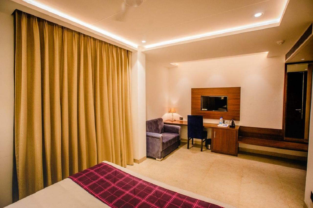 Hotel Ten Square, India Agra  Bagian luar foto