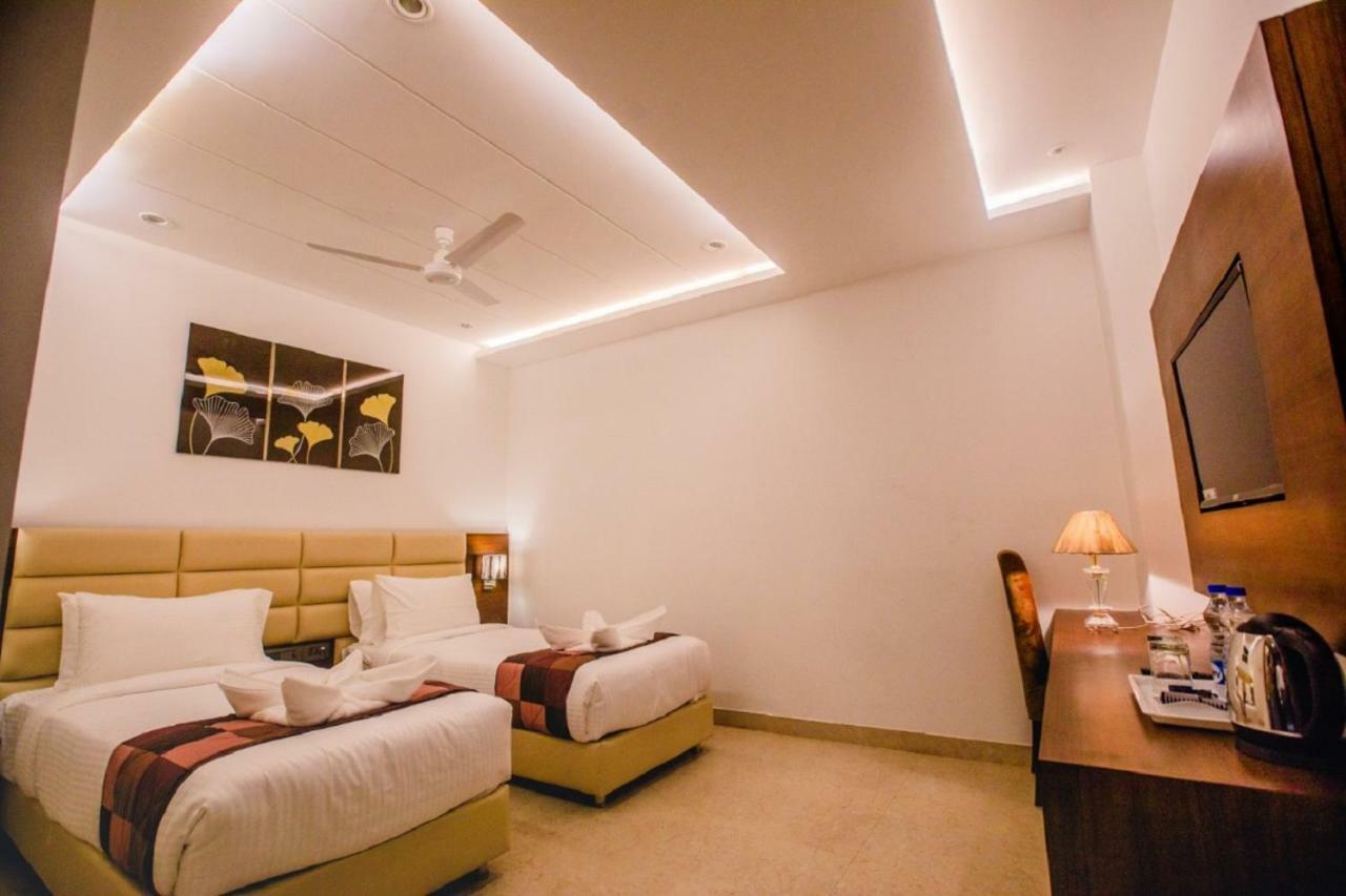 Hotel Ten Square, India Agra  Bagian luar foto