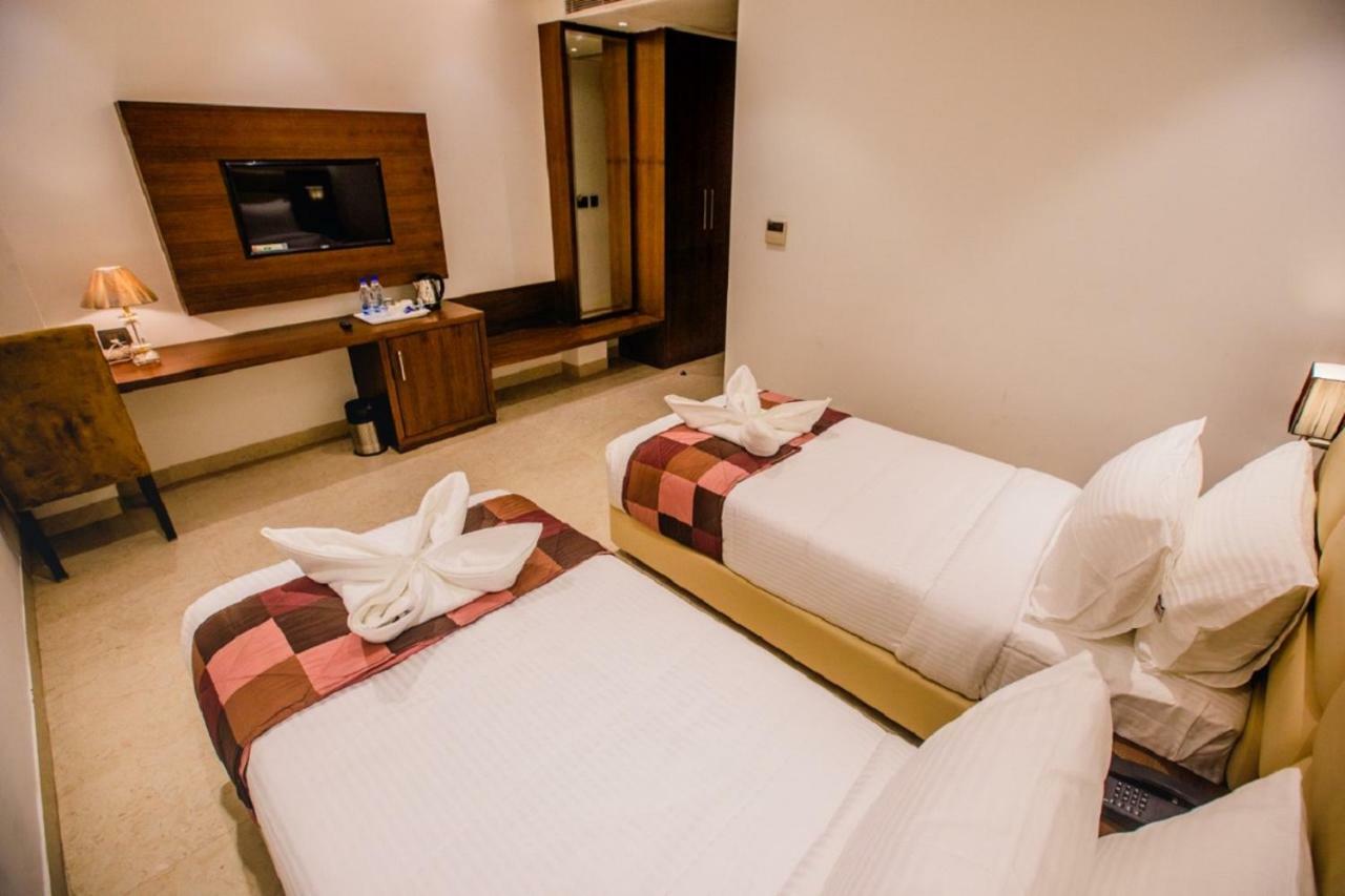 Hotel Ten Square, India Agra  Bagian luar foto