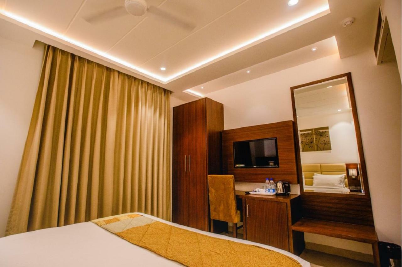 Hotel Ten Square, India Agra  Bagian luar foto