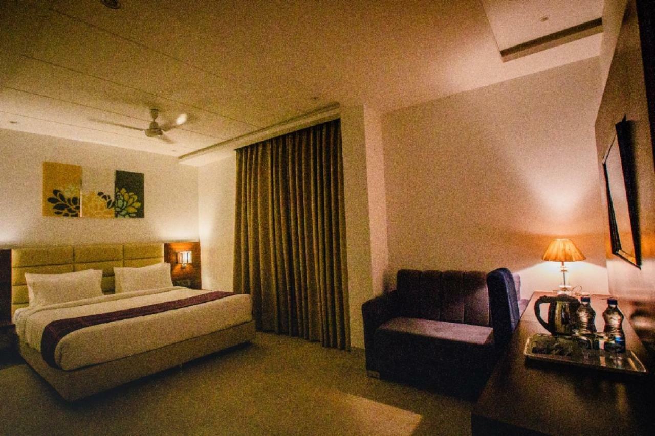Hotel Ten Square, India Agra  Bagian luar foto