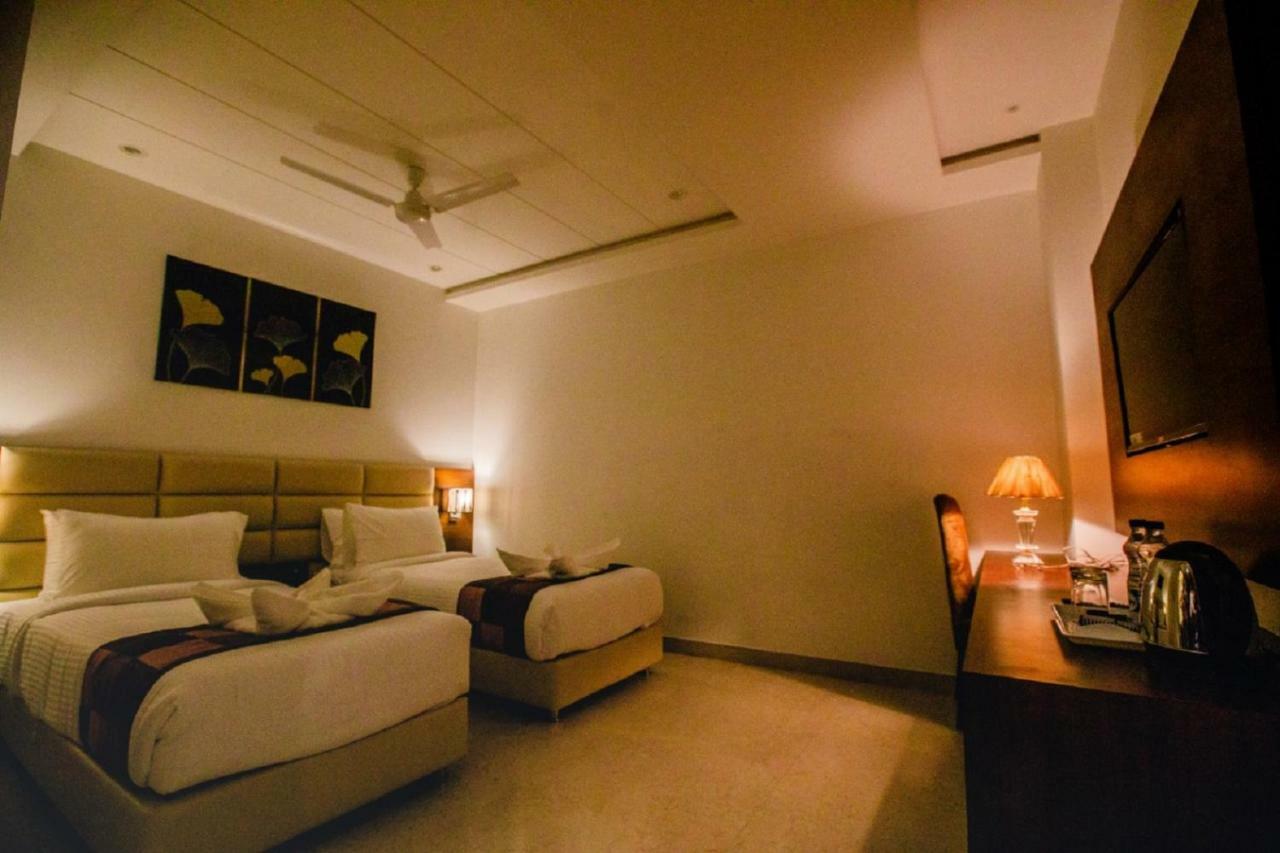 Hotel Ten Square, India Agra  Bagian luar foto