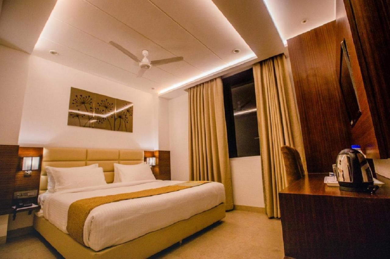 Hotel Ten Square, India Agra  Bagian luar foto