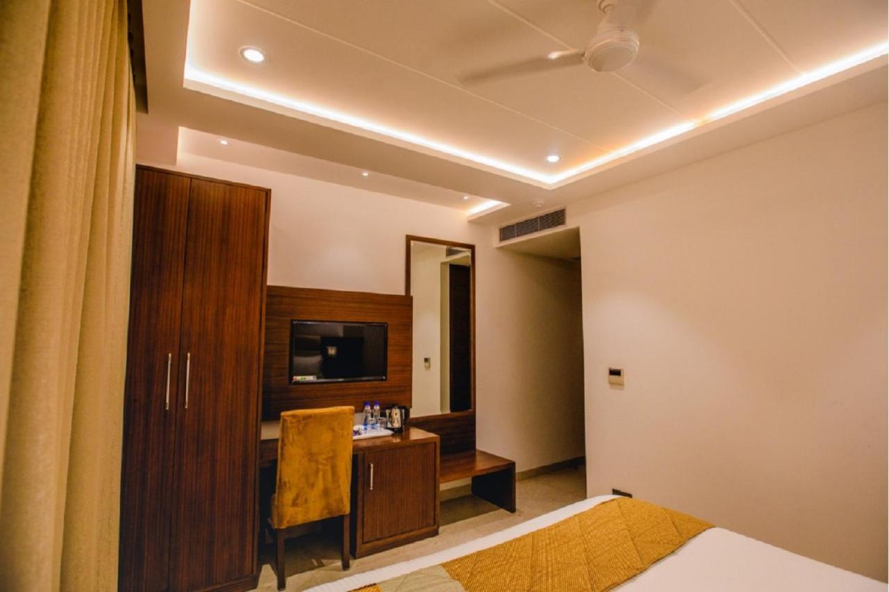 Hotel Ten Square, India Agra  Bagian luar foto