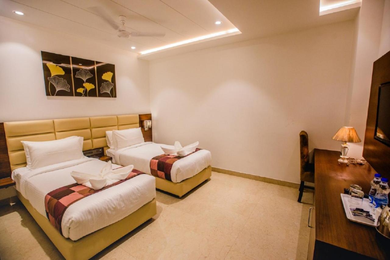 Hotel Ten Square, India Agra  Bagian luar foto