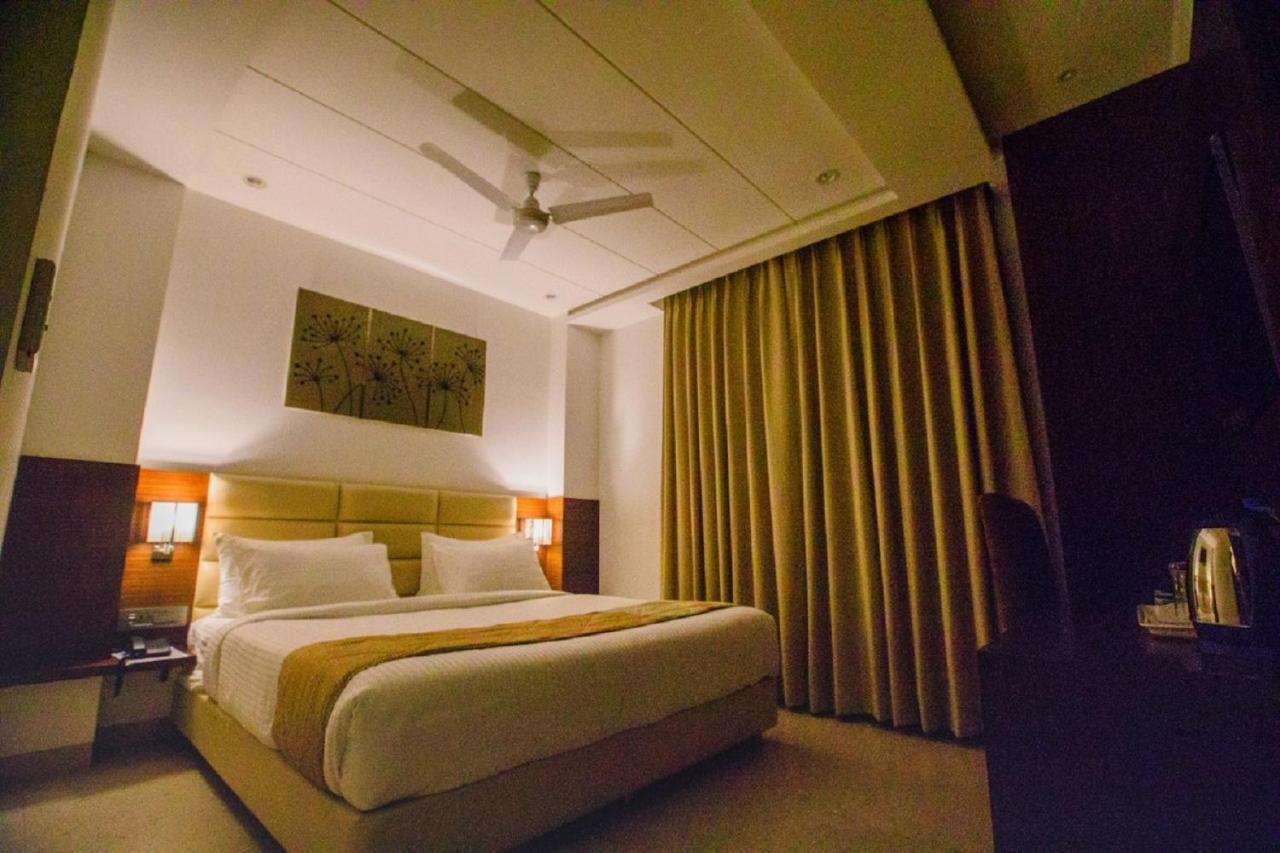 Hotel Ten Square, India Agra  Bagian luar foto
