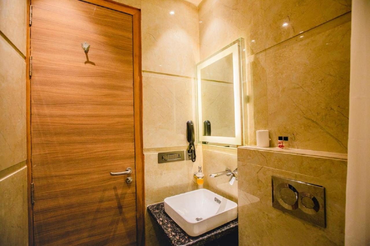 Hotel Ten Square, India Agra  Bagian luar foto